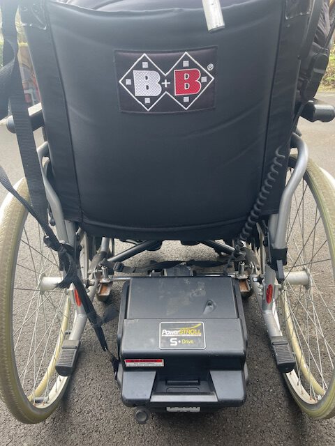 Silla de ruedas plegable con motor eléctrico desmontable