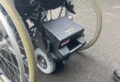 Silla de ruedas plegable con motor eléctrico desmontable