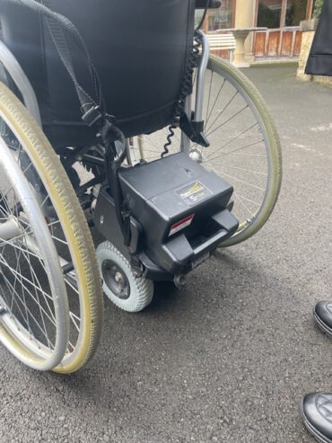 Silla de ruedas plegable con motor eléctrico desmontable