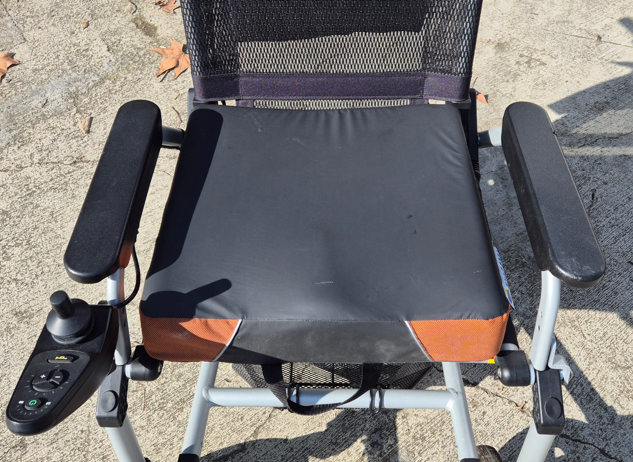 Silla de ruedas eléctrica plegable y ultraligera JOYTEC PRO seminueva