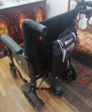 Silla de ruedas con motor eléctrico