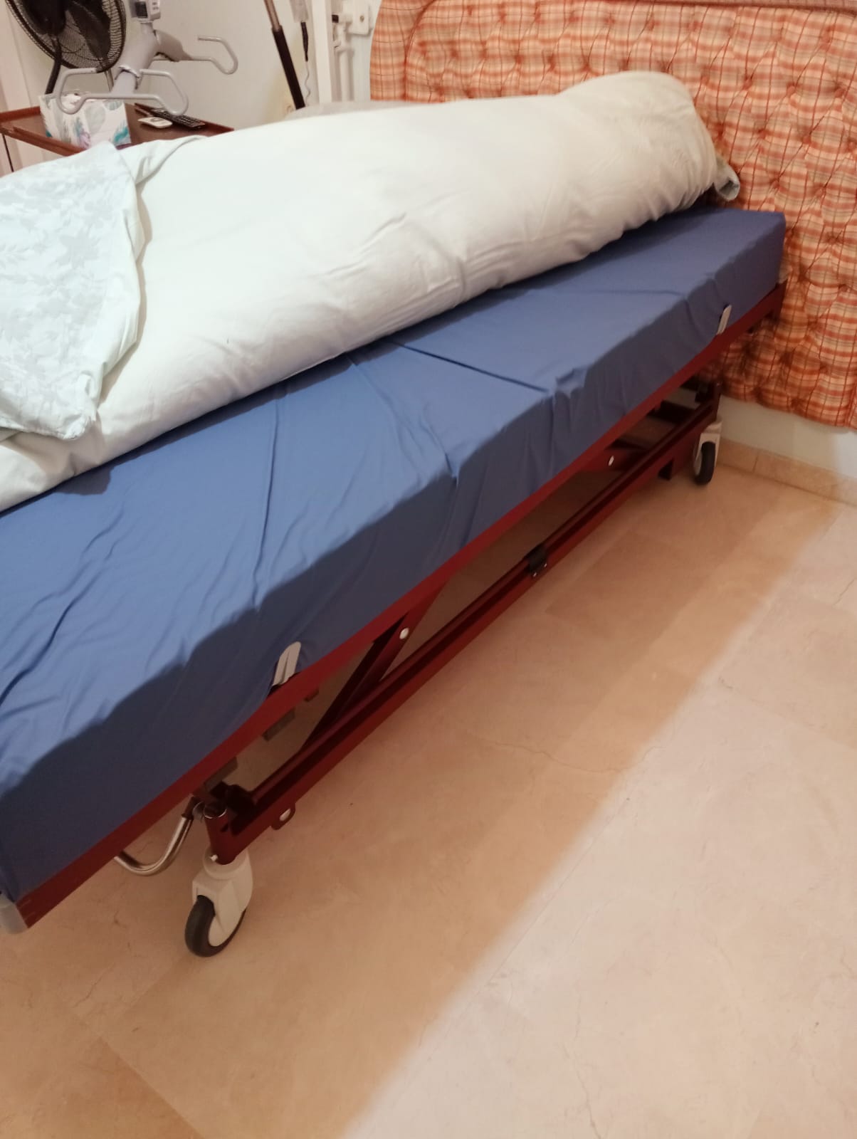 Cama articulada seminueva regulable vertical y horizontal con mando con colchón