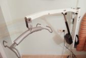Dos grúas de ayuda para cama y aseo
