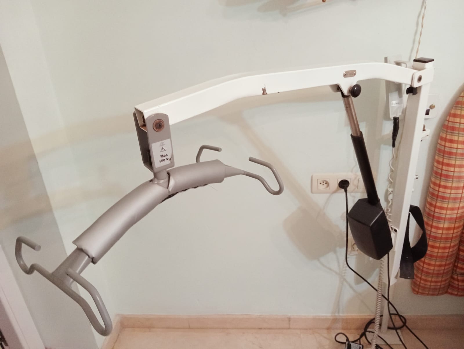 Dos grúas de ayuda para cama y aseo