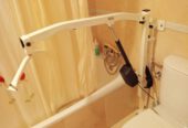 Dos grúas de ayuda para cama y aseo