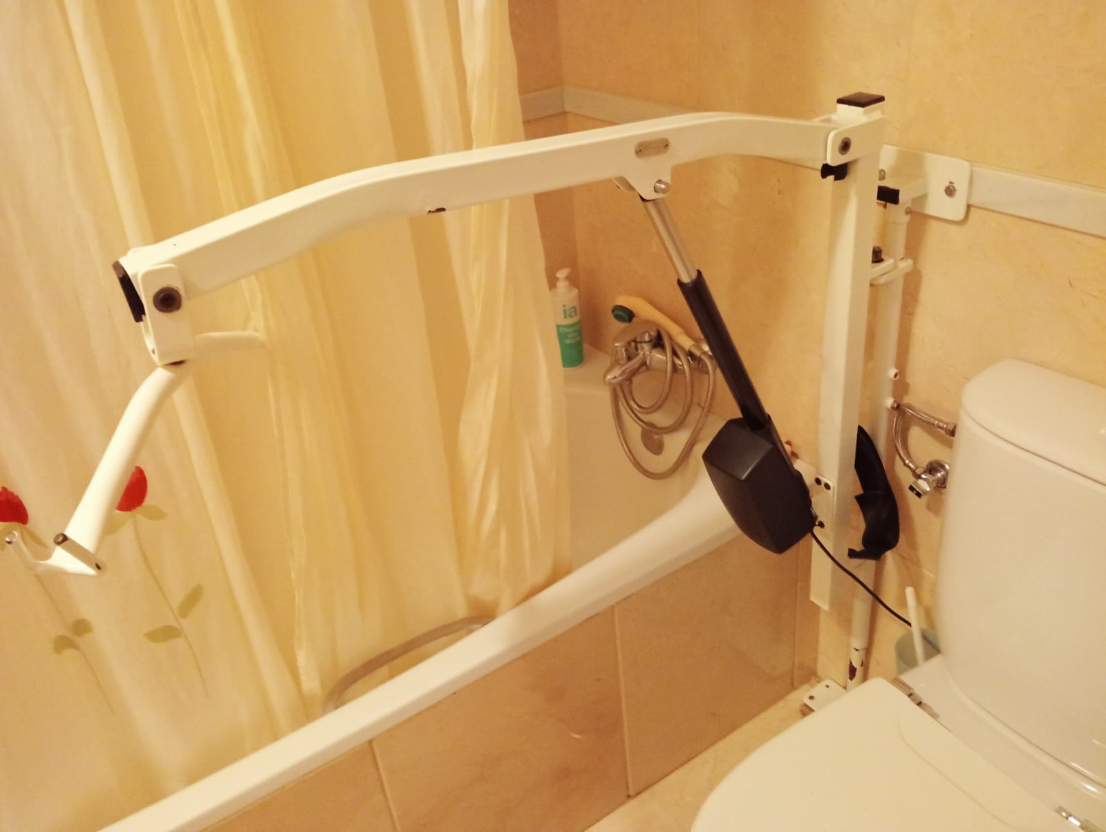 Dos grúas de ayuda para cama y aseo