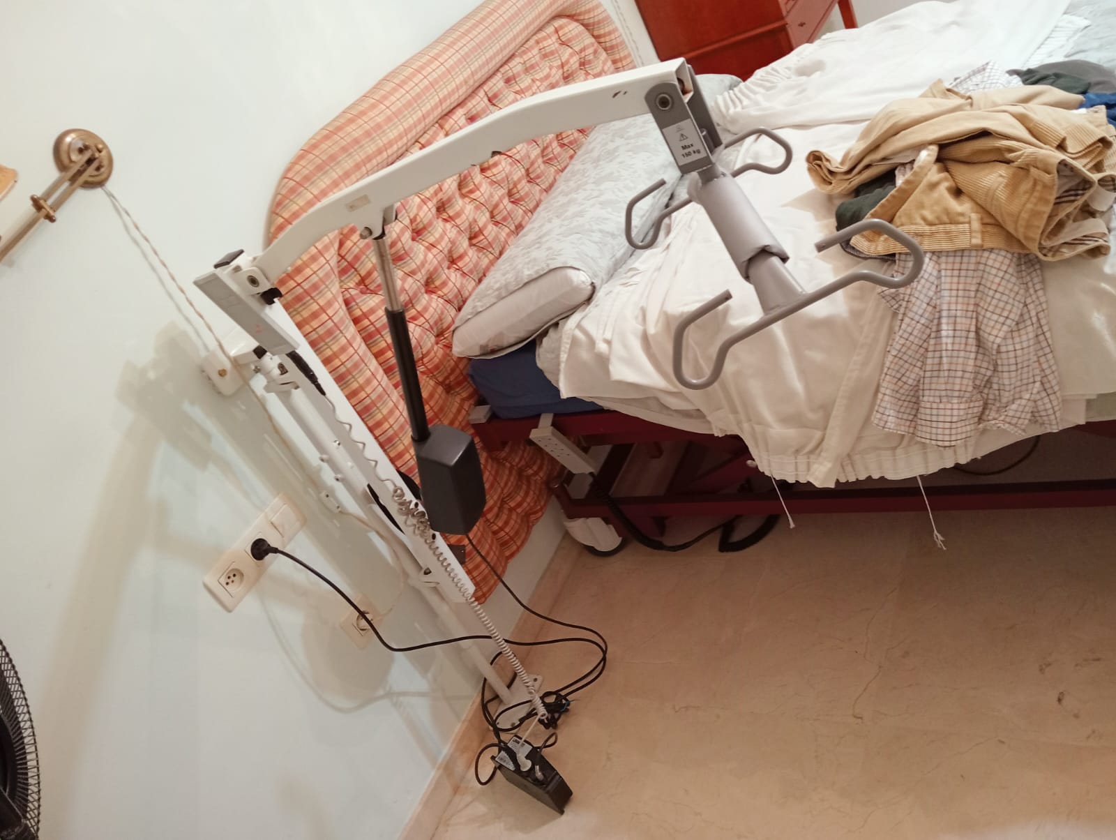 Dos grúas de ayuda para cama y aseo