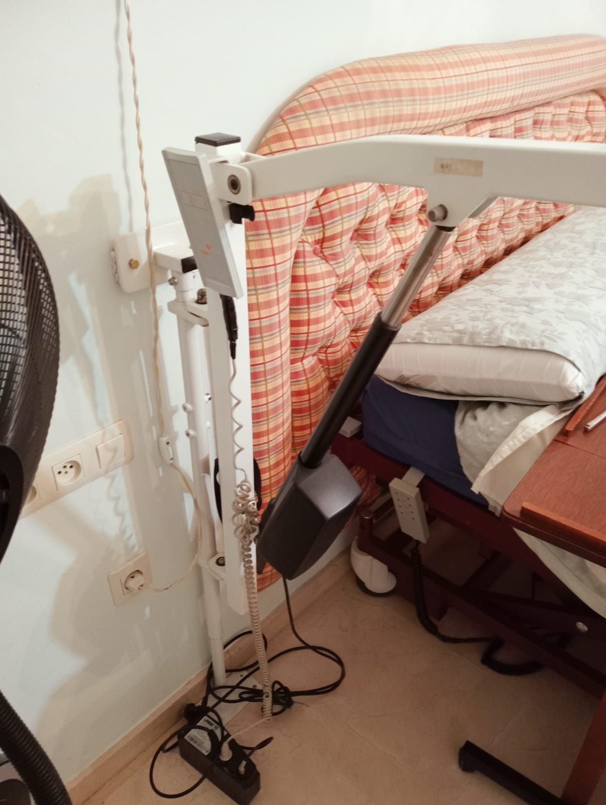 Dos grúas de ayuda para cama y aseo