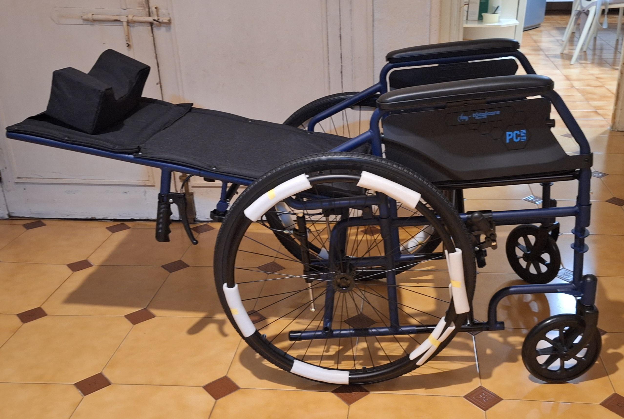 Silla de ruedas reclinable, plegable y autopropulsable