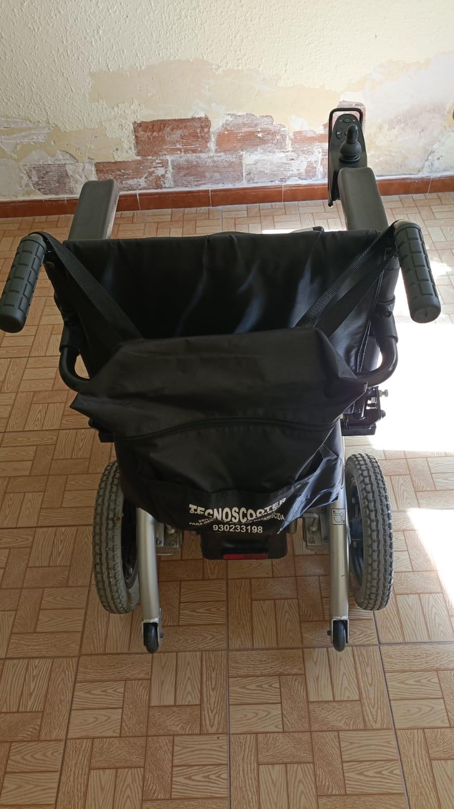 Dos sillas de ruedas eléctricas de segunda mano