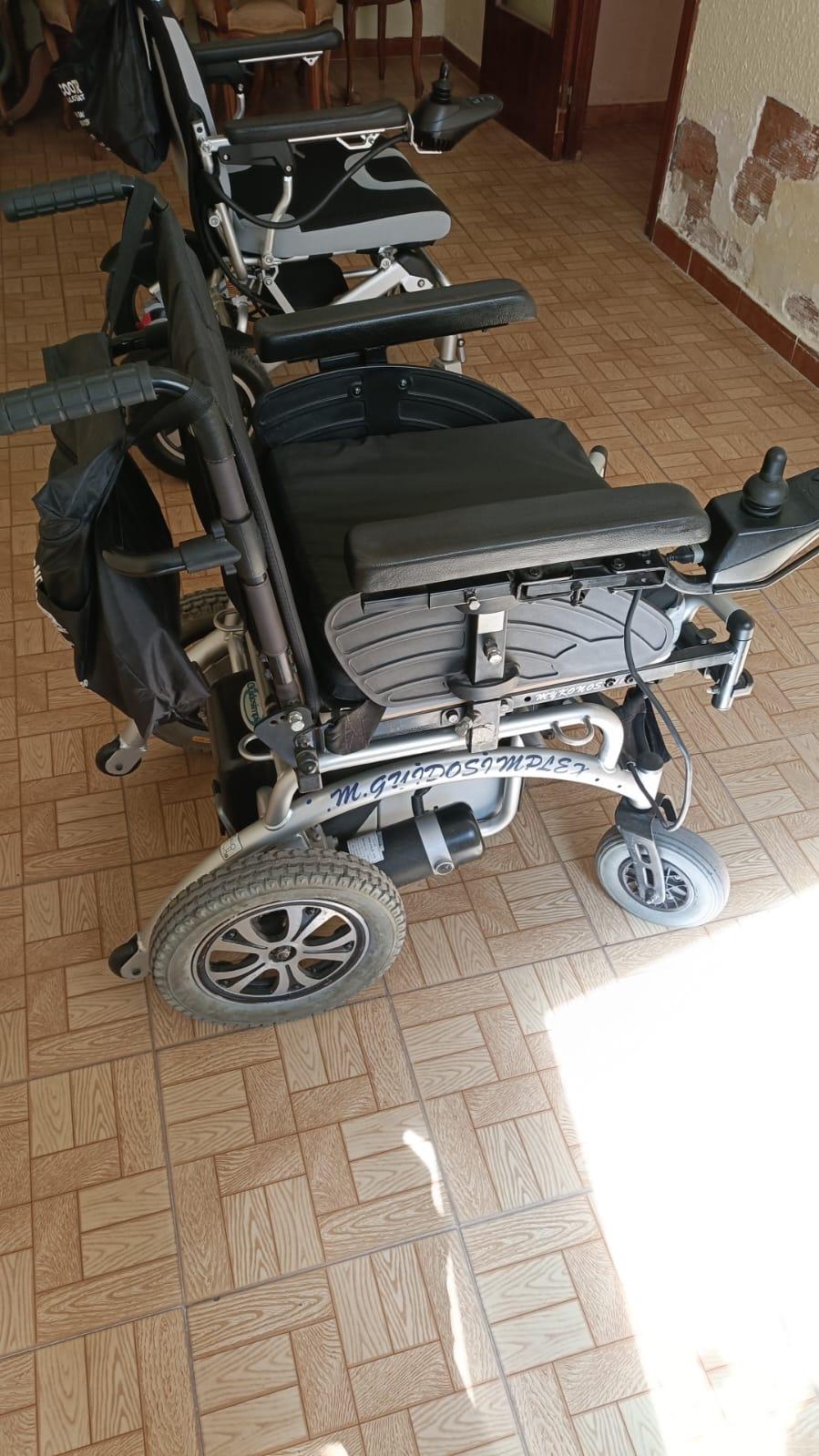 Dos sillas de ruedas eléctricas de segunda mano