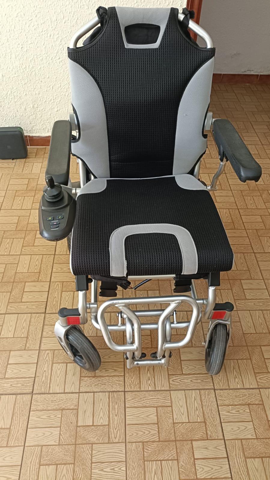 Dos sillas de ruedas eléctricas de segunda mano