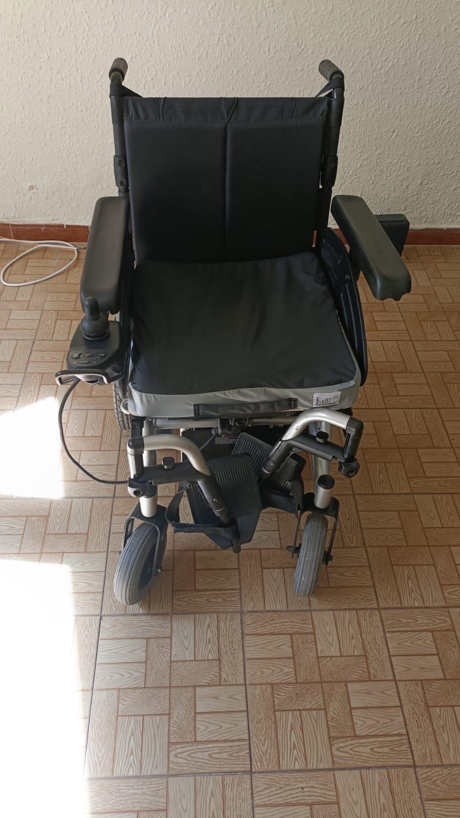 Dos sillas de ruedas eléctricas de segunda mano