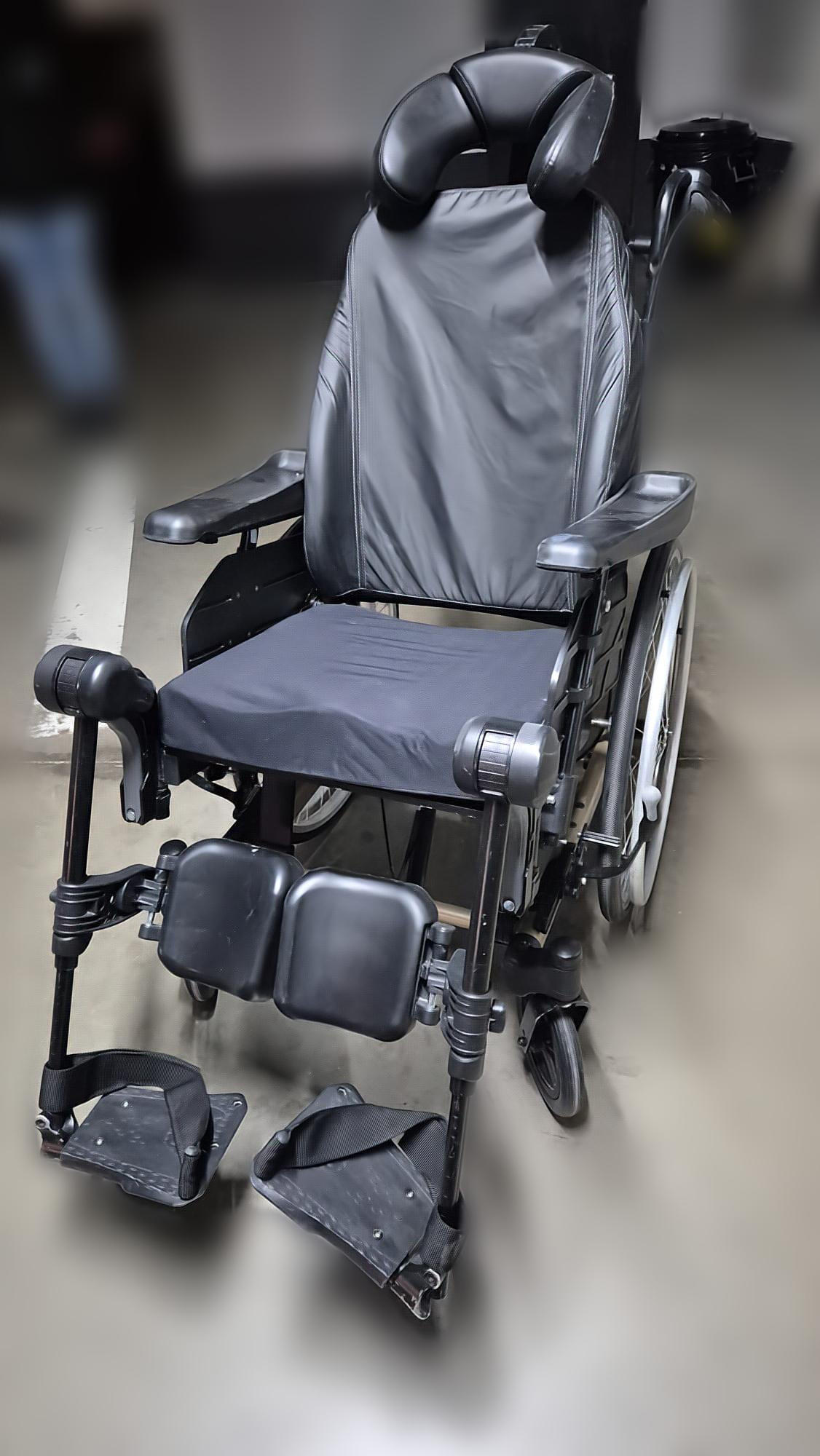 Silla de ruedas basculante