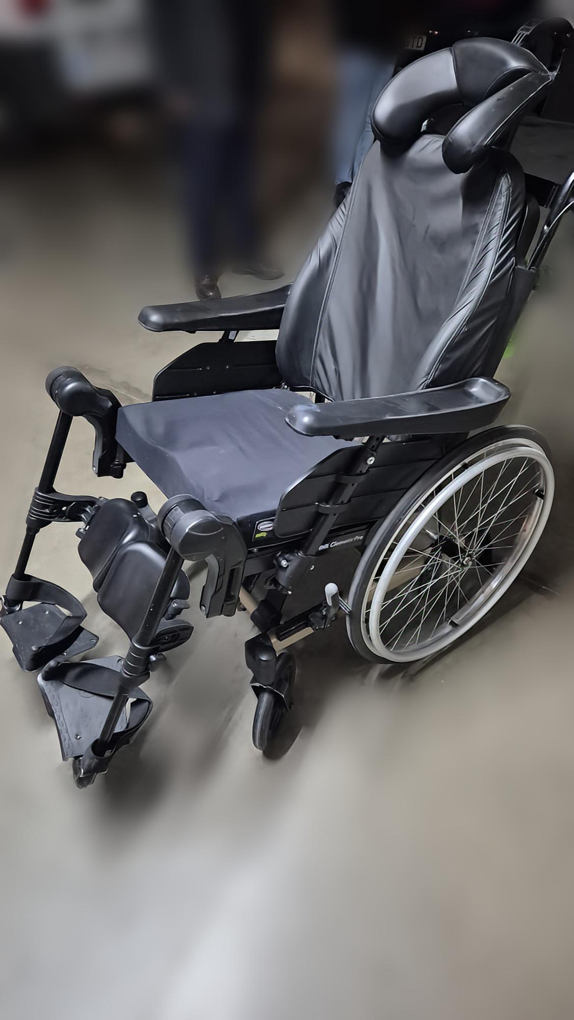 Silla de ruedas basculante