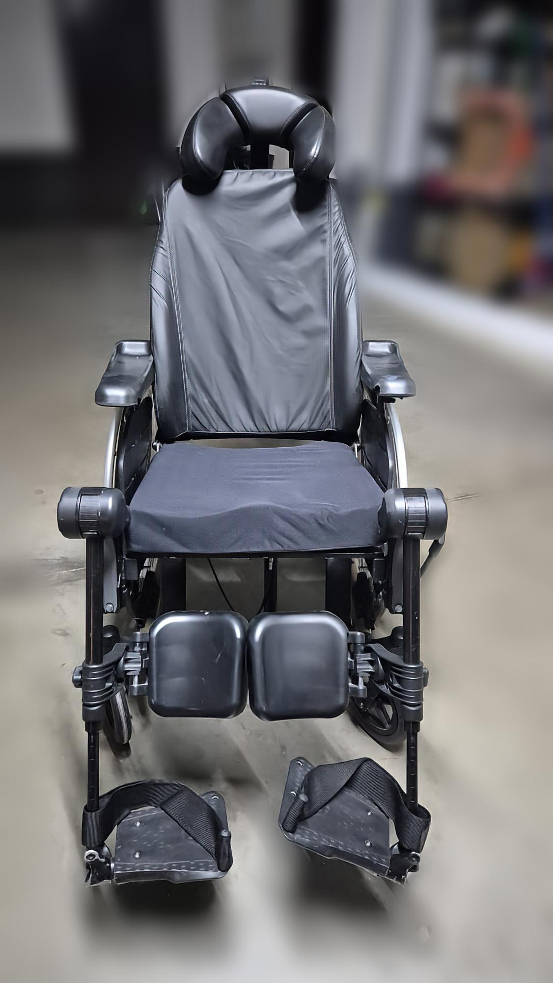 Silla de ruedas basculante