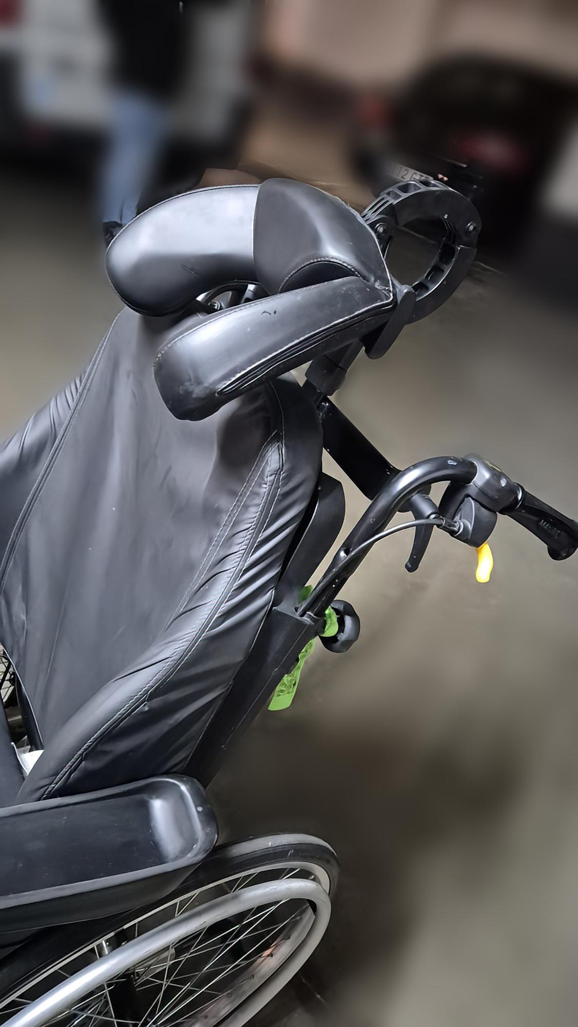 Silla de ruedas basculante