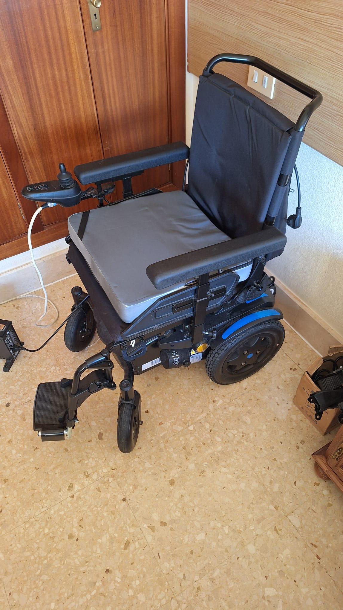 Silla de ruedas eléctrica seminueva