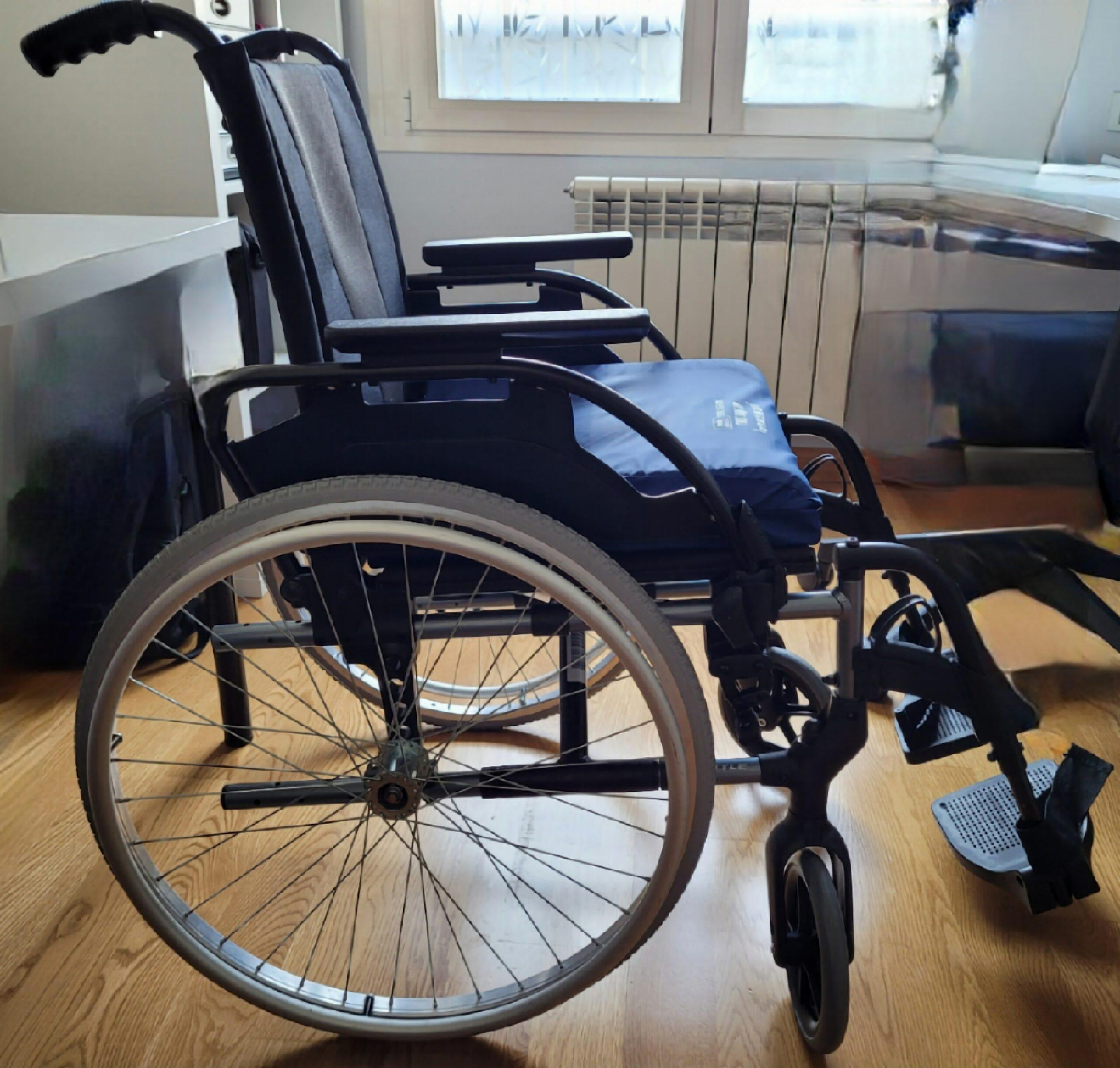 Silla de ruedas plegable de segunda mano + cojín antiescaras